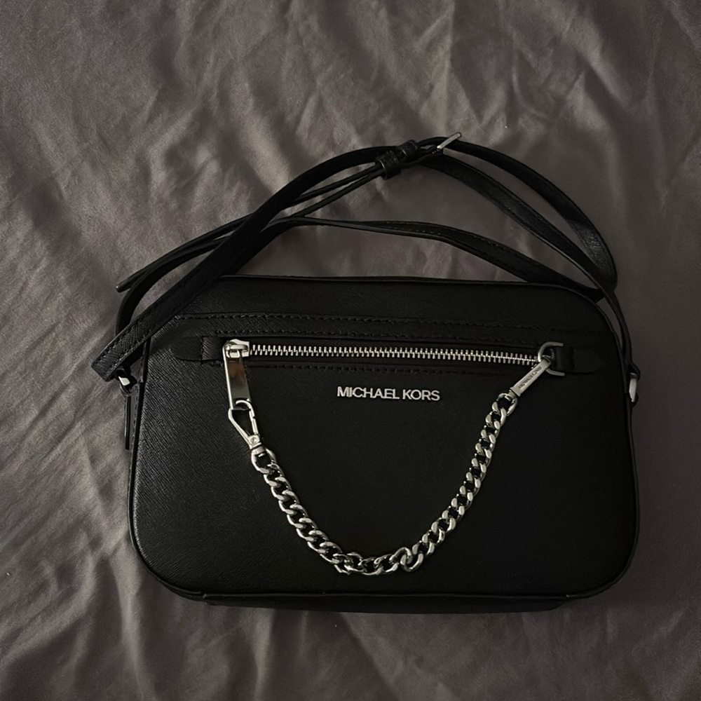 black and silver crossbody michael kors bag